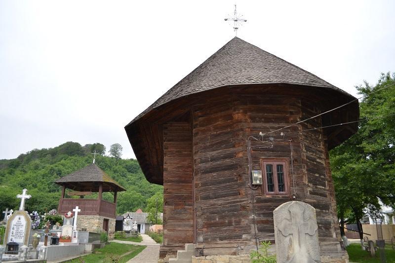 Biserica - vedere exterioară